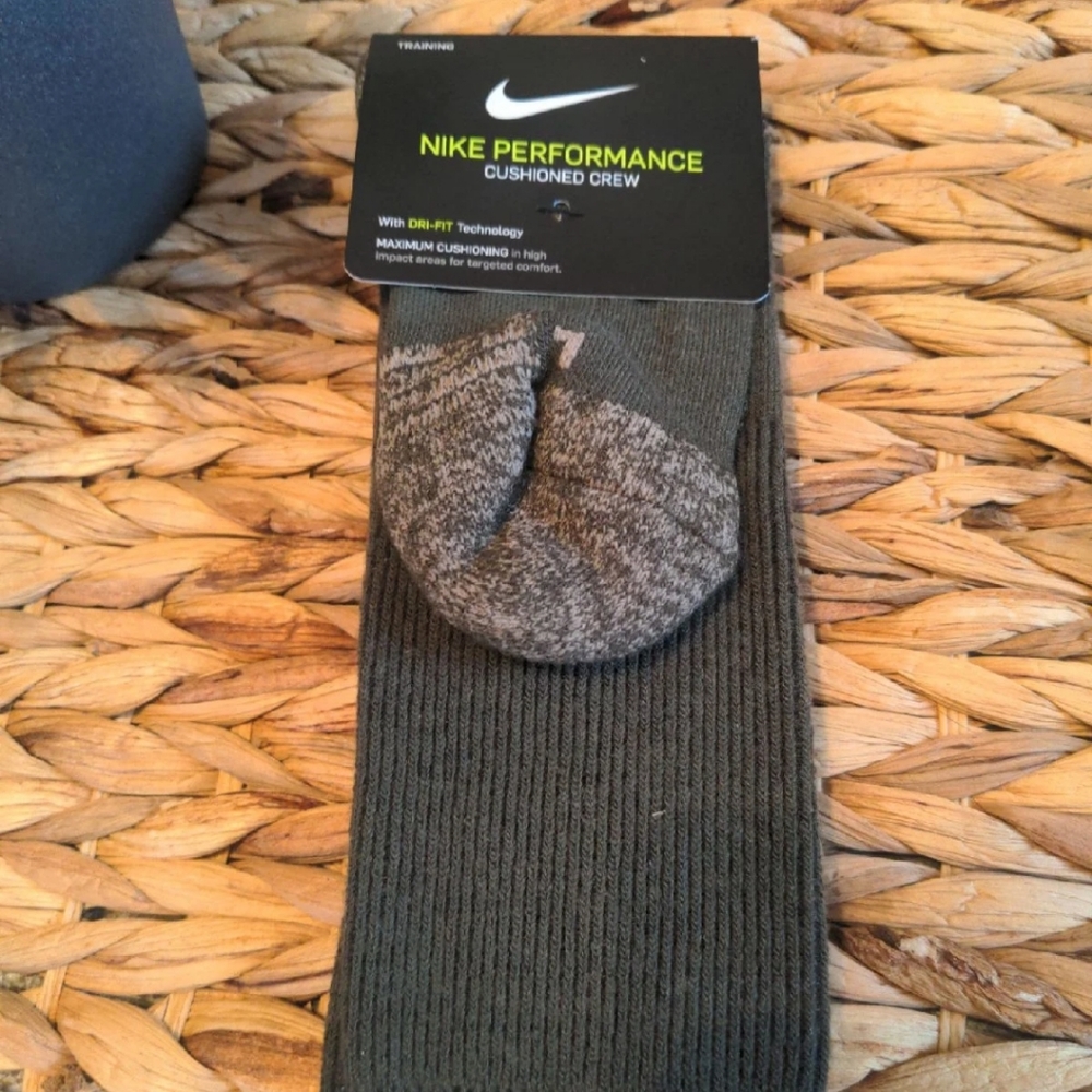 Nike Performance Cushioned Crew Socks